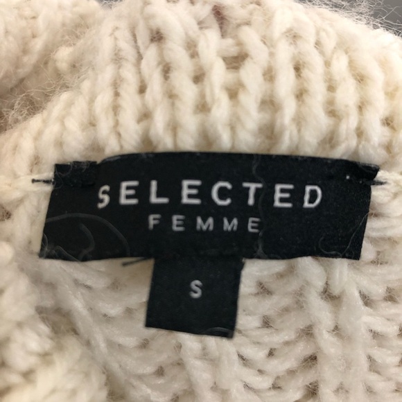 Women’s Cream Fringed Sweater. Size Small. 22” pit to pit - Picture 5 of 9